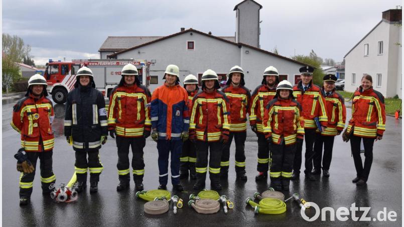 Bei der Abnahme der zweiten Löschgruppe kam das Wasser nicht nur aus den Strahlrohren, sondern auch aus den Wolken: (von links) Manuel Zaloga, Bastian Götz, Peter Kreuzer, Samuel Kausler, André Feller, Thomas Daubitz, Nick Danwoski, Martin Sertl und Jana Kausler mit (von rechts) Kreisbrandmeisterin Alexandra Müller, Kreisbrandinspektor Otto Braunreuther und Kreisbrandmeister Alois Schindler. Bild: mde