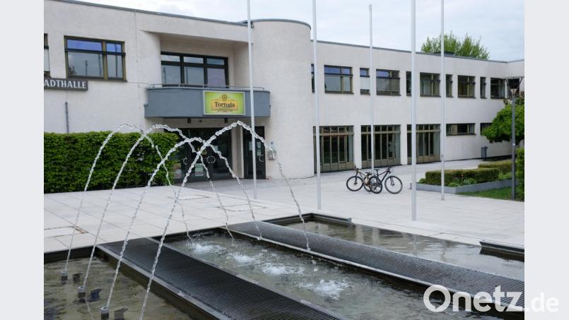 Nach der städtebaulichen Neugestaltung des Stadthallen-Umfeldes soll im kommenden Jahr die Generalsanierung der Sport- und Veranstaltungshalle beginnen Bild: do