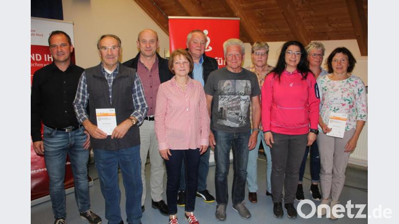 Langjährige Sportabzeichenerwerber wurden geehrt. Unser Bild zeigt von links, Sportabzeichenreferetn Werner Selch, Helmut Effenberger, Walter Pfeil, Elisabeth Schuller, Gerhard Paintner, Rudi Hartwich, Maria Zwickenpflug, Ina Söllner, Sandra Spörrer und Monika Bauernfeind. Bild: kro
