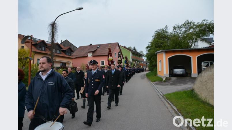 Angeführt von der Blaskapelle und den Ehrengästen zogen die Frauen und Männer durch die Ortschaft Unterauerbach in die Festhalle ein. Bild: ga