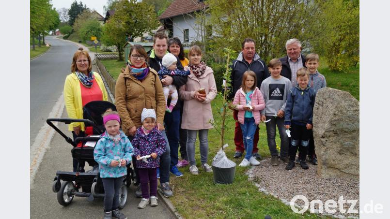 Die Verantwortlichen des GOV Thanstein mit den Familien Meixensperger und Niebauer sowie den Buben und Mädchen, die Pflanzgut für die Kinderaktion erhalten haben. Bild: rkp