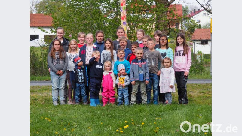 Auch in diesem Jahr haben die Kinder des OWV-Beidl einen eigenen Kinder-Maibaum aufgestellt. Bild: exb