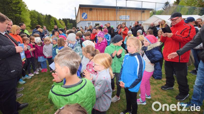 Jeder Teilnehmer bekommt bei der Siegerehrung von Bürgermeister Dieter Dehling und dem SVI-Vorsitzenden Martin Luber einen Pokal und eine Urkunde überreicht. Bild: no