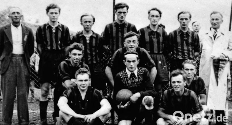 Die Gründungsmannschaft des 1. FC Rieden beim Eröffnungsspiel gegen den SC Germania Amberg am 23. August 1953: (hinten von links) Paul Gumprich (Trainer), Josef Wolf, Alois Ferber, Kurt Müller, Fritz Schweiger, Hermann Schötz, Fritz Brandl (Vorsitzender); (mittlere Reihe von links) Richard Seibert, Alfred Hauser, Konrad Ibler sowie (vorne von links) Richard Scherer, Adolf Graf, Christian Schneider. Repro: rwi