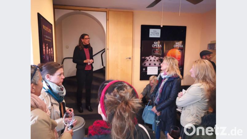 Sabina Sommerer vom Vorstand begrüßte im Kino die Besucher der ersten Veranstaltung seit der Wiederbelebung des Schwandorfer Architekturzirkels. Gezeigt wurde der Film „Modell und Mythos Bauhaus“. Bild: Thomas Dobler