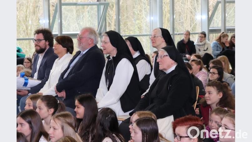 Johann Ertl (Dritter von links) ist in den Ruhestand verabschiedet worden. Bild: exb