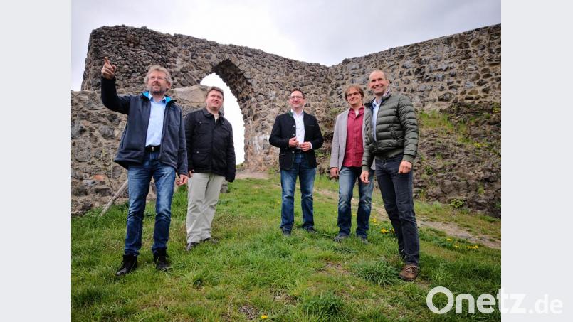 Der Landtagsabgeordnete Tobias Gotthardt (Mitte) besichtigte mit (von links) zweitem Bürgermeister Hermann Schraml, Stadtrat Markus Lehner, Andreas Prechtl (2. Vorsitzender Freie Wähler Kemnath) und Kreis- und Stadtrat Ely Eibisch. Bild: exb
