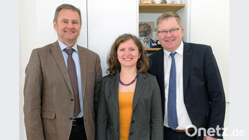 Oberbürgermeister Michael Cerny (rechts), Referatsleiter Dr. Bernhard Mitko (links) und die neue Klimaschutzmanagerin der Stadt Amberg, Corinna Loewert Bild: Susanne Schwab/Stadt Amberg
