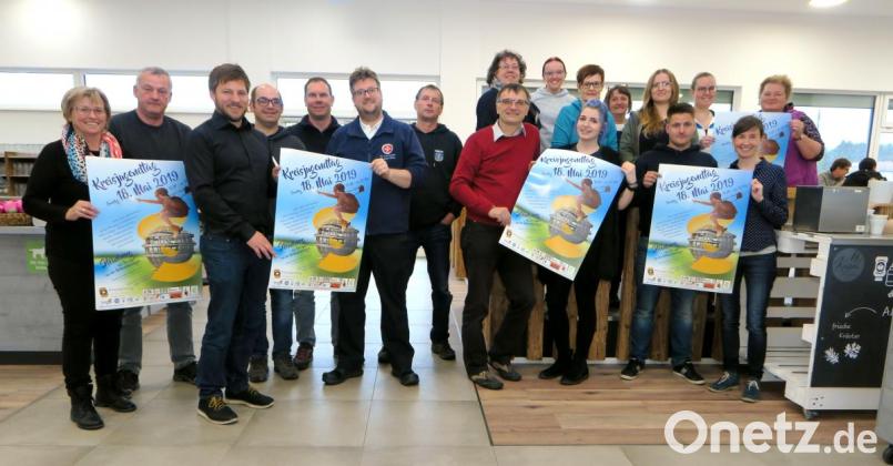 Die Vertreter der teilnehmenden Vereine uind Verbände werben für den Kreisjugendtag am 18. Mai am Steinberger See. Bild: Hirsch