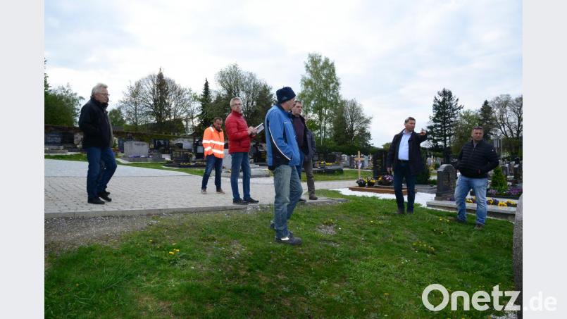 Über diese Grünfläche soll ein Weg zu den Urnenstelen links des Leichenhauses angelegt werden. Die Arbeiten sollen gemeinsam mit der Erneuerung der Querwege im Friedhof erfolgen. Bild: bey