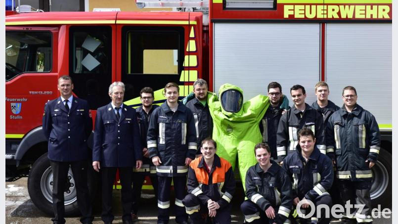 Thomas Rimgaila und Manfred Lehmer (von links) leiteten mit Unterstützung des Kommandanten der Feuerwehr Stulln und Michael Altrichter (rechts) die zweitägige Weiterbildung zum sicheren Einsatz des Chemikalienschutzanzuges für neun Aktive der Wehren Schmidgaden, Stulln und Trisching. Bild: ohr