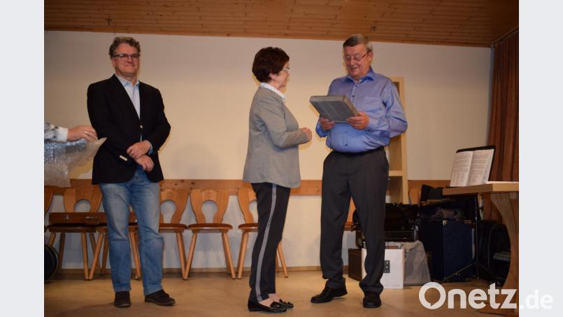 Maria Matzke überreicht den Bürgermeistern Leonhard Helm (links) und Hans Koch Jubiläumsteller zum 25-jährigen Dreikönigstreffen. Bild: wku