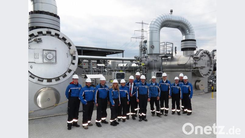 Beim Rundgang der Gäste von CSU und Feuerwehr mit Schutzkleidung auf dem Betriebsgelände der Megal-Verdichtungsstation zeigen die Verantwortlichen mit Thomas Penzl (Fünfter von rechts) die Technik der 146-Millionen-Investition am Standort Rothenstadt. Bild: Dobmeier