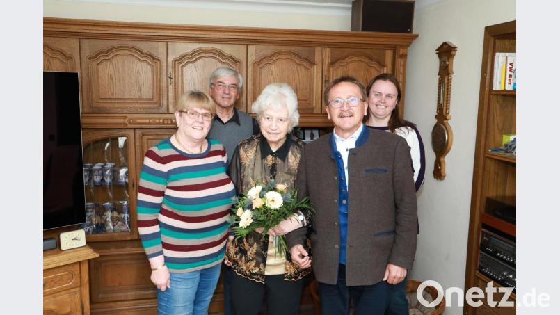 Bürgermeister Hans Donko (Zweiter von rechts) mit der Jubilarin Else Klein (Dritte von links). Mit auf dem Bild (von links) Schwiegertochter Barbara, Sohn Detlef und Enkelin Marion. Bild: njn