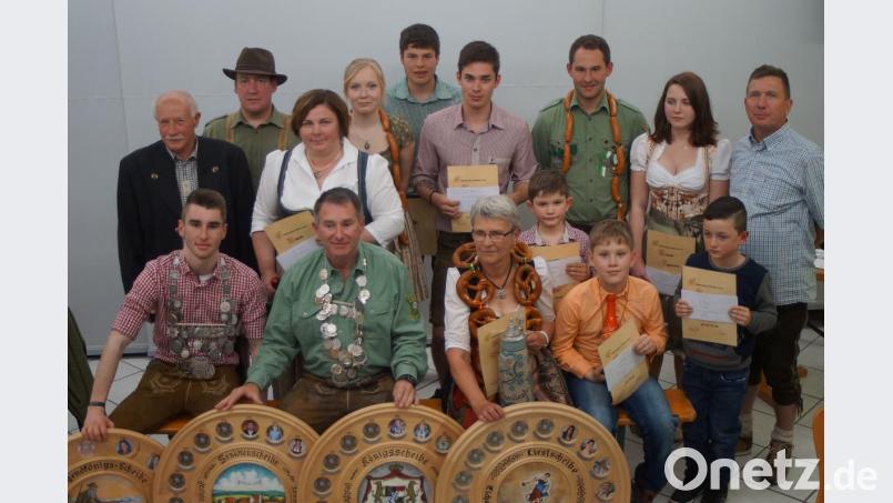 So sehen „Regenten“ und ihr Hofstaat aus: im Bild (sitzend von links) Jugendschützenkönig Lukas Gradl, Schützenkönig Günther Gradl, Schützenliesl Gabi Modl, Jungschützenkönig Felix Mayer, (stehend dahinter) Eduard Dippel, Wolfgang Lindner, Christine Schweiger, Anna Schweiger, Lukas Schönl, Sebastian Zahner, Leon Mayer, Matthias Reis, Rieke Gietl, Mark Fischer und Hans Schlosser. Bild: slh
