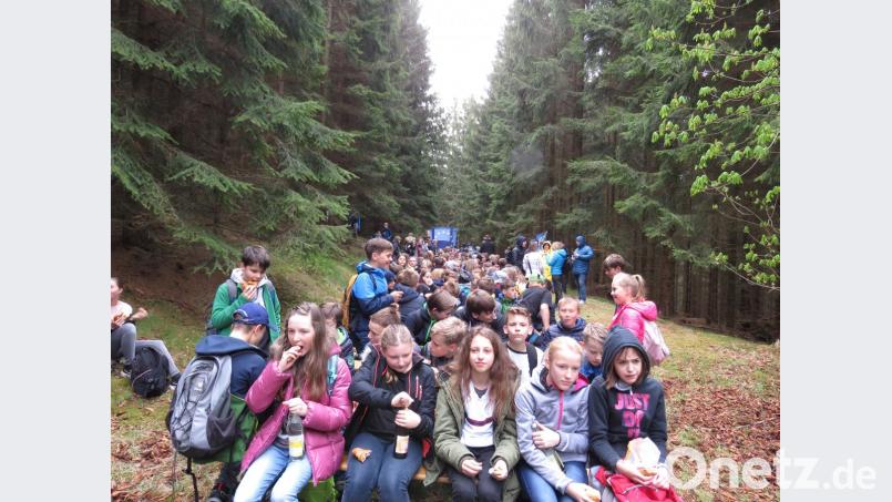 Pause! Bevor es zur Siegerehrung ging, durften die Kinder Brotzeit machen. Bild: ubb
