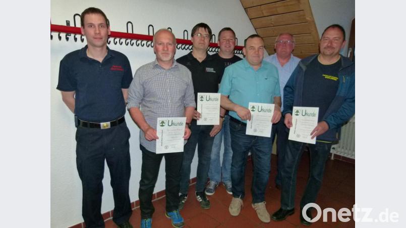 Bürgermeister Heinz Weigl (Zweiter von rechts) überreichte Ernennungsurkunden an die gewählten Kommandanten und Stellvertreter (von rechts) Gottfried Berger (FFW Eigelsberg), Bernhard Gäbl (FFW Nunzenried), Stefan Hammerer, Michael Schlagenhaufer (beide FFW Wildeppenried) und Jochen Walzok (FFW Nunzenried). Matthias Stöhr (links), zweiter Kommandant der Stützpunktwehr Oberviechtach referierte beim Stammtisch. Bild: bgl