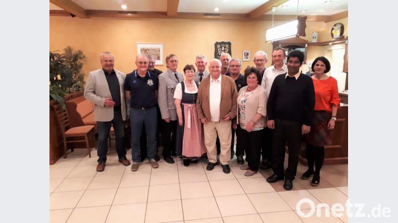 Zum Geburtstag von Georg Neidl (Siebter von links) kamen zahlreiche Gratulanten. Bild: ral