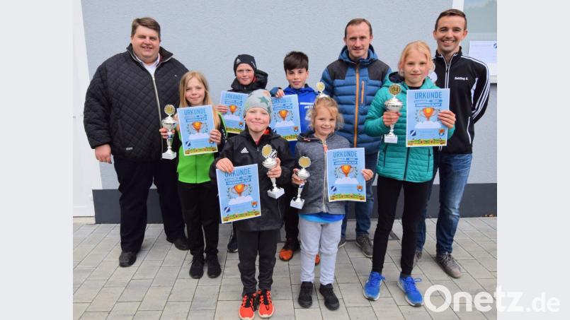 Bei der Siegerehrung zeichnen der Schirmherr, Bürgermeister Dieter Dehling (links), Spartenleiter Andreas Dehling (rechts) und der SVI-Vorsitzende Martin Luber (Zweiter von rechts) die schnellsten Mädchen und Buben der drei Altersstufen aus. Bild: no