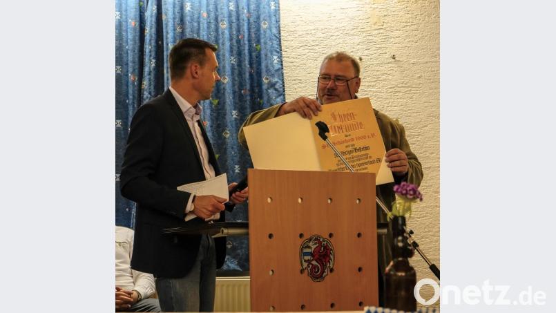 Mit einer Ehrenurkunde des BLSV überraschte Kreisvorsitzender Andreas Malzer (links) den Vorsitzenden Herbert Schaumberger. Bild: wro