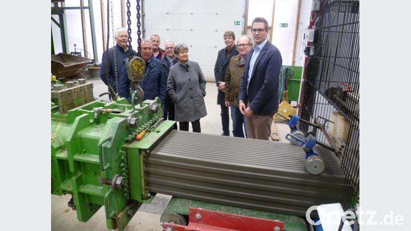 Mitglieder der SPD-Kreistagsfraktion begutachten im Schönlinder Ziegelwerk der Firmengruppe Leipfinger-Bader die modernste Technik. Bild: usc