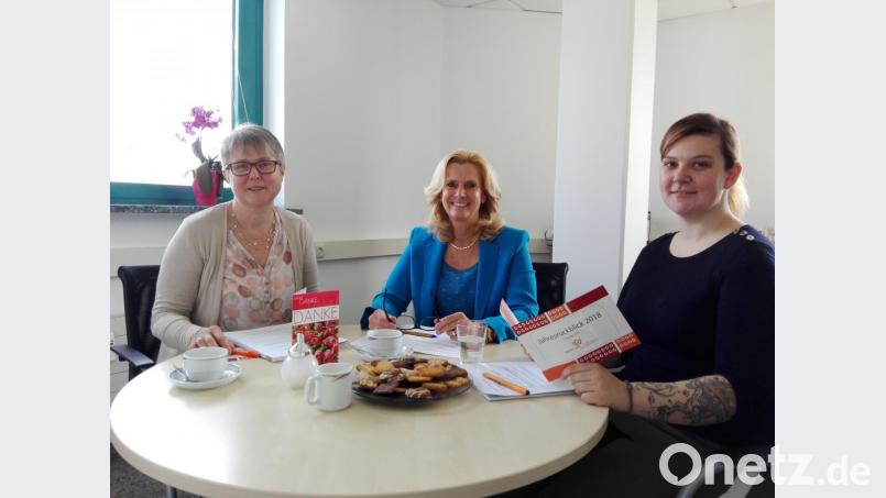 Leiterin Elisabeth Schieder, Andrea Lang, die Bevollmächtigte für den Landkreis Neustadt und die Stadt Weiden, und Sandra Kellermann, Bevollmächtigte für den Landkreis Tirschenreuth (von links) stellen die Jahresbilanz 2018 der Beratungsstelle für Schwangerschaftsfragen Donum Vitae vor. Bild: Hladik