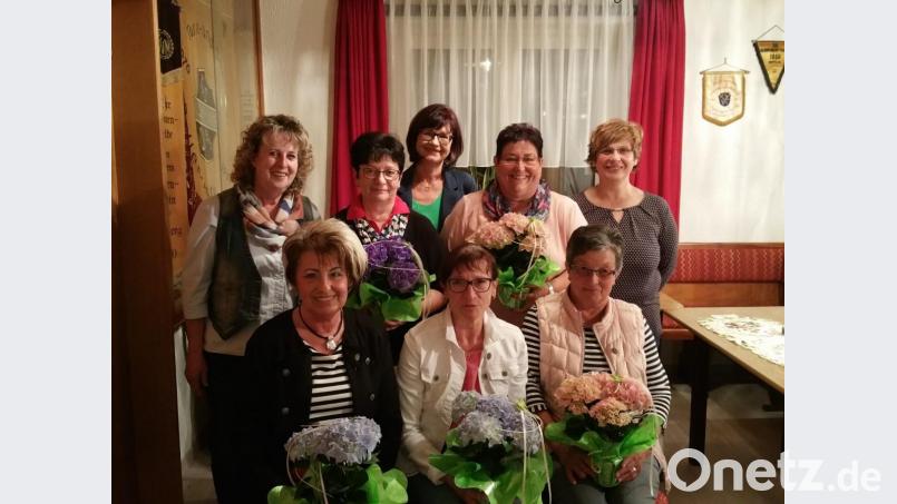 Die Neuaufnahmen des Müttervereins Pullenreuth. Vorne sitzend von links nach rechts: Christa Schinner, Karin Pirner und Gerda Hacker. Hinten stehend von links nach rechts: Vorsitzende Anni König, Gerlinde Dumler, Kassenverwalterin Hannelore Pschörer, Evi König und Schriftführerin Irene Ritter. Bild: twg