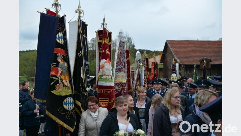 Unter den Klängen der Blaskapelle Auerbachtal, dem Spalier der Fahnen, der Ehrengäste und des Jubelvereines marschierten die zahlreichen Besucher in die Festhalle ein. Bild: ga