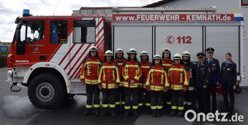 Die Teilnehmer der ersten Löschgruppe sind Michael Denz, Thomas Daubitz, Martin Sertl, Marco Filbinger, Marco Schäffler, Theresa Sticht, Marcel Schraml, Christina Schmid und Manuel Scharf (von links). Ihnen gratulieren Kreisbrandmeisterin Alexandra Müller, Kreisbrandmeister Alois Schindler und Kreisbrandinspektor Otto Braunreuther (von rechts). Bild: mde