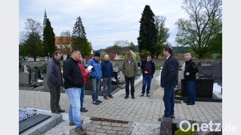 Die Querwege im städtischen Friedhof, einschließlich der Regengitter, werden von den Mitarbeitern des Bauhofes &quot;Zug um Zug&quot; wieder erneuert. Bild: bey