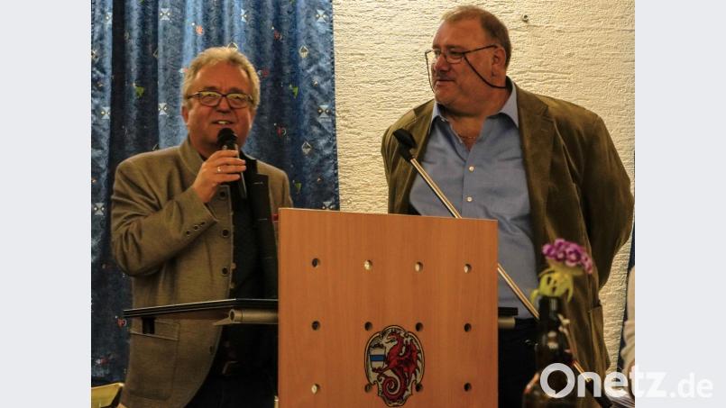 Die Schirmherrschaft hat Bürgermeister Toni Dutz (links) übernommen. Dafür sagte Vorsitzender Herbert Schaumberger Dankeschön. Bild: wro