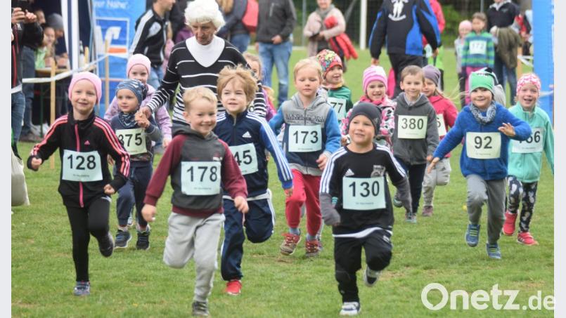 Aufgeteilt nach Altersklassen, durchlaufen die Kinder den 750 Meter langen Rundkurs ein, zwei oder drei Mal. Mancher kleine Sportler bringt sich dazu Beistand mit. Bild: no