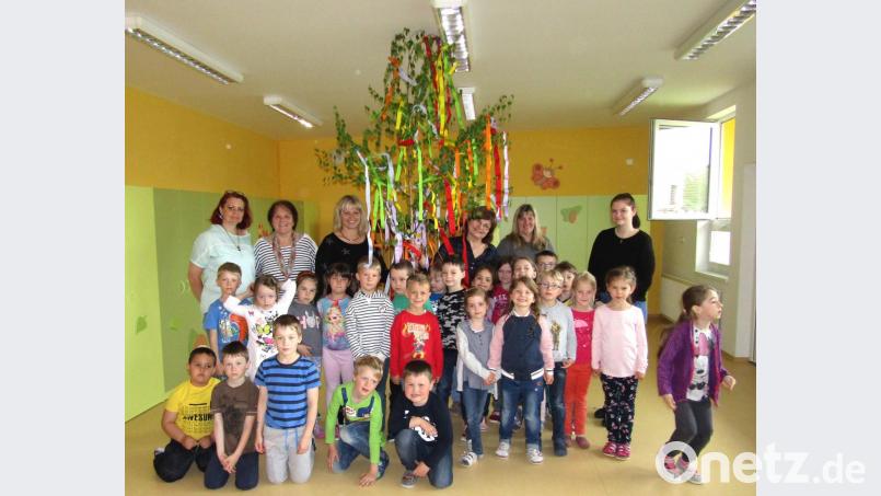 Kita-Projekttag im tschechischen Hostouň: In Deutschland ist der Maibaum der Frühlingsbote, in Tschechien ist er der Baum der Liebenden. Bild: fvo