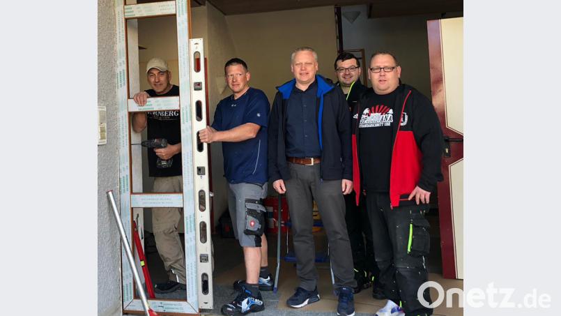 Bürgermeister Jürgen Kürzinger (Dritter von links) macht sich zusammen mit den Kommandanten (rechts, daneben) Fabian Leipold und Torsten Goss ein Bild von den Arbeiten. Sie sind vom schnellen Baufortschritt überrascht. Bild: lep