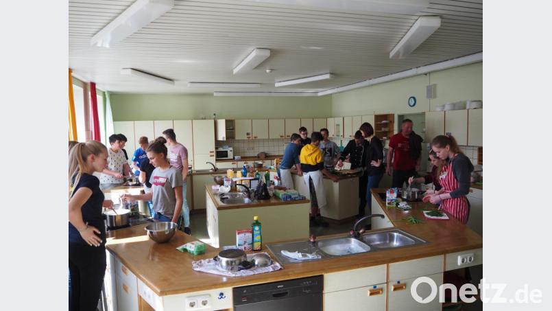 Unter Anleitung eines tschechischen Chefkochs zaubern die Schüler ein Dreigängemenü. Bild: stn