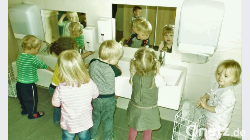 Auch das Händewaschen nach dem Essen macht gemeinsam viel mehr Spaß. Bild: jml