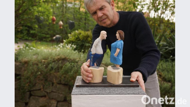 Klaus Kuran mit einem Exponat seiner neuen Ausstellung. Bild: du