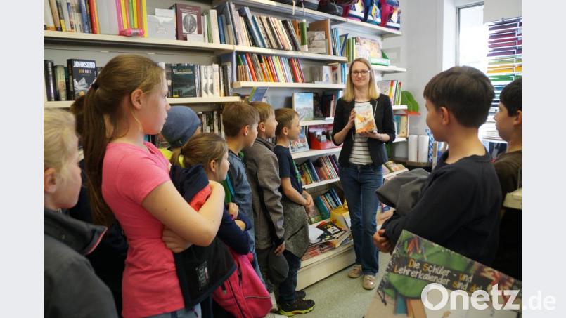 Nachdem Heike Hagl den Grundschülern einen Abriss über den Sinn des Lesens gegeben hatte, überreichte sie jedem Schüler ein Exemplar des Kinderromans „Der geheime Kontinent“. Bild: weu