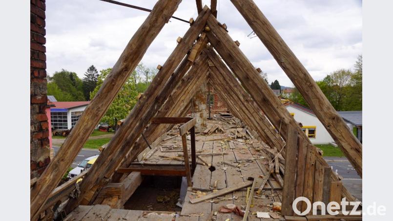 Gegenüber dem Veigl-Wirtshaus befindet sich der Kindergarten (rechts im Bild). Für ihn werden zusätzliche Parkplätze auf dem ehemaligen Anwesen geschaffen. Bild: bkr