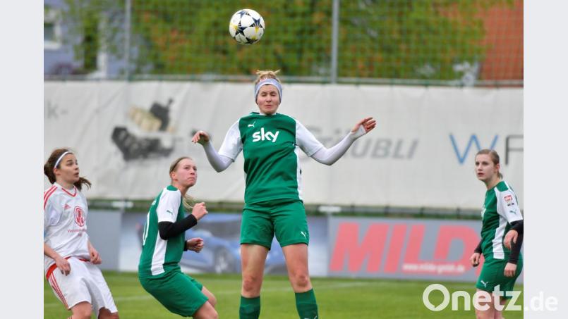 Solide Kopfballabwehr: Für Miriam Wittich und die DJK Gebenbach geht&#039;s am Samstag zum TuS Rosenberg. Bild: Ziegler