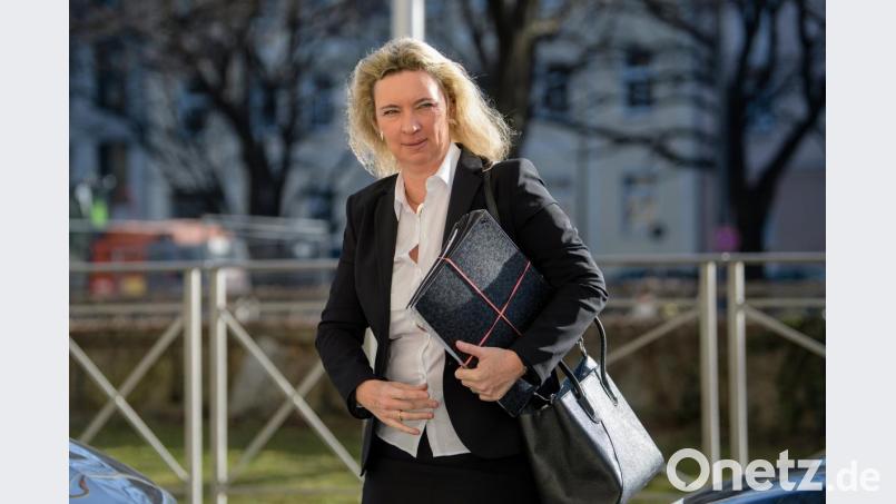 Kerstin Schreyer (CSU), Familienministerin von Bayern, kommt zu einer Kabinettssitzungi. Foto: Matthias Balk/Archiv Bild: Matthias Balk