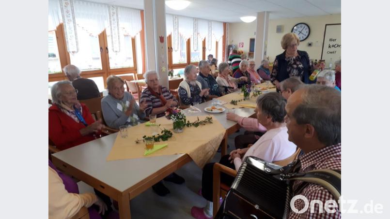 Franz Maunz lud mit seinen Liedern zum Mitklatschen ein. Bild: hm