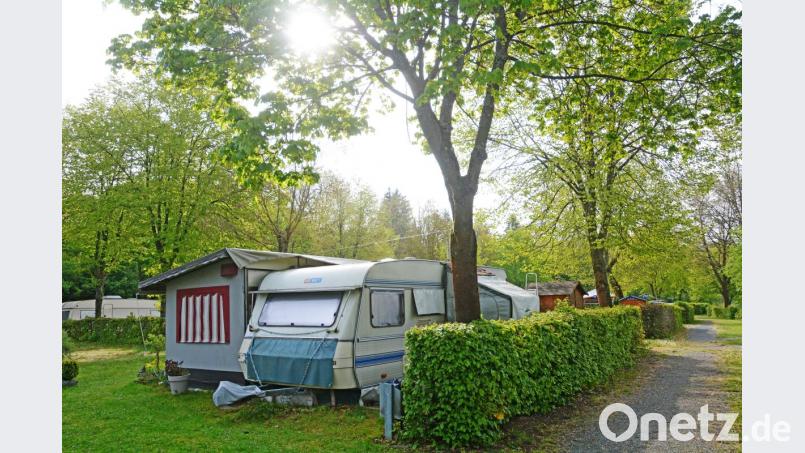 Für Dauercamper ist die Abrechnung auf dem Campingplatz der Freizeitanlage über einheitliche Gebühr und Stromablesung mittels Zähler kein Problem. Für Kurzzeitgäste beschoss der Stadtrat jetzt einen Pauschalbetrag in Höhe von 25 Euro pro Tag und Stellplatz. Bild: Gabi Schönberger