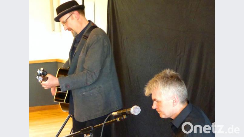 Zwei brillante Musiker Liedermacher Hubert Treml (links) und Gitarrist Robert Prill geben ein heiter-nachdenkliches Konzert zum Europatag der Landvolkbewegung. Bild: fsb