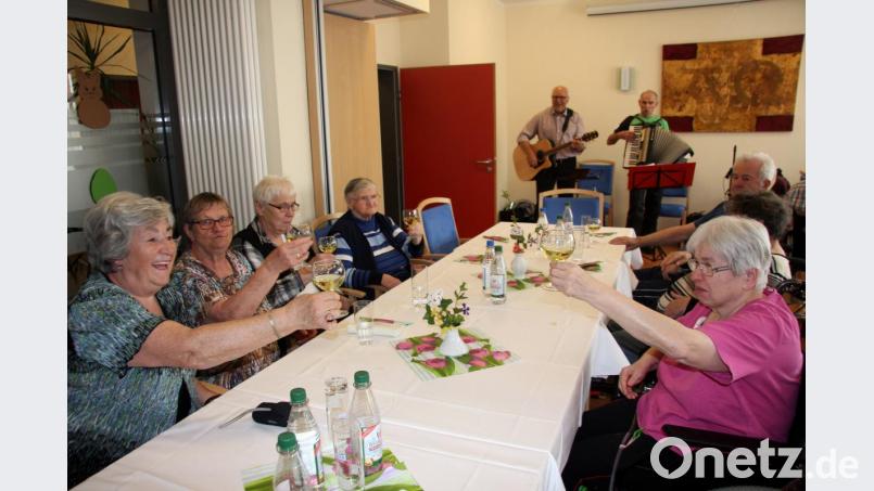 Zu einem Maifest gehören Musik und ein Gläschen Maibowle. Bild: wro