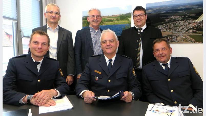 Stellvertretender Dienststellenleiter Franz-Xaver Michl, Inspektionsleiter Armin Kott und Verkehrssachbearbeiter Dieter Jäger (sitzend von links) legten dem VG-Geschäftsstellenleiter Daniel Fendl sowie den Bürgermeistern Harald Bemmerl und Alfred Jäger (stehend von links) den Sicherheitsbericht 2018 für Wackersdorf und Steinberg am See vor. Bild: Hirsch