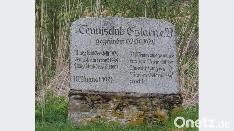 Der Gedenkstein bei der Tennisanlage erinnert an die Geschichte des Tennisclubs. Bild: gz