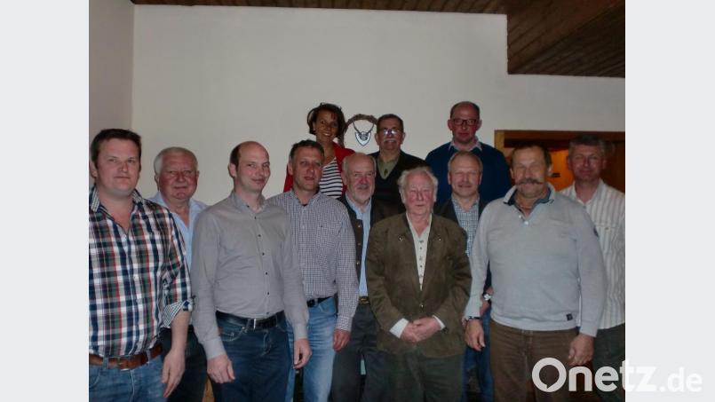 Der Vorstand der Jagdgenossenschaft Gärmersdorf (vordere Reihe, von links): Stellvertretender Vorsitzender Florian Birner, Kassier Eduard Scharl, Schriftführer Michael Ströhl, Vorsitzender Alfons Purschke, Jagdächter Reinhold Kummert, Jagdpächter Heinz Hasselbacher, Revisoren Hans Kern und Ernst Gassner, Jagdpächter Oliver Hasselbacher; hintere Reihe, von links: Zweite Bürgermeister Birgit Singer-Grimm, Beisitzer Johann Walz und Markus Fruth. Bild: exb