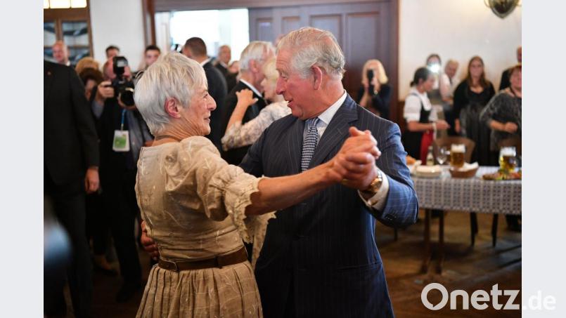 Der britische Thronfolger Prinz Charles nimmt an einem Seniorentanz im Hofbräuhaus teil. Bild: Lino Mirgeler