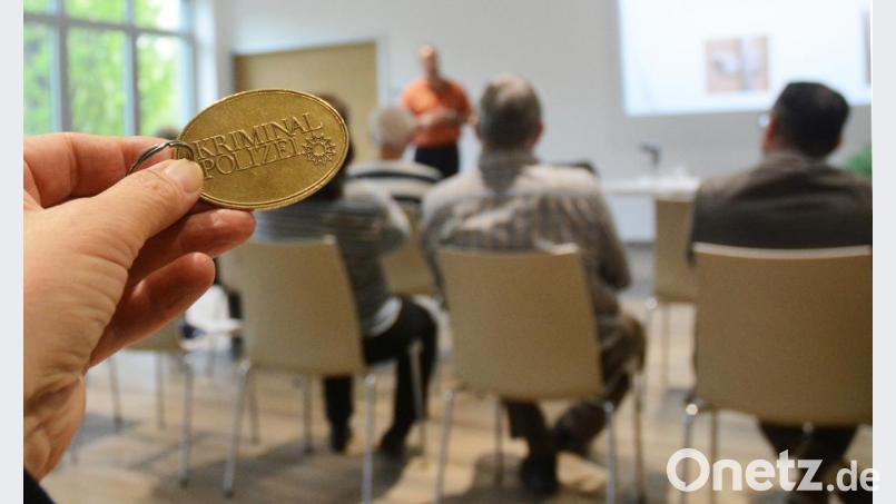 Eine Polizeimarke ist nur zusammen mit einem Dienstausweis gültig. Diesen und viele weitere Tipps zum Schutz vor Betrügern gab Kriminalhauptmeister Dieter Melzner bei einem Vortrag am Dienstag bei Oberpfalz Medien. Bild: Gabi Schönberger